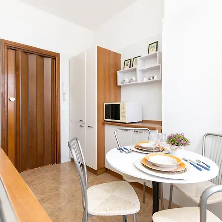 Modern With Balcony And Park View *