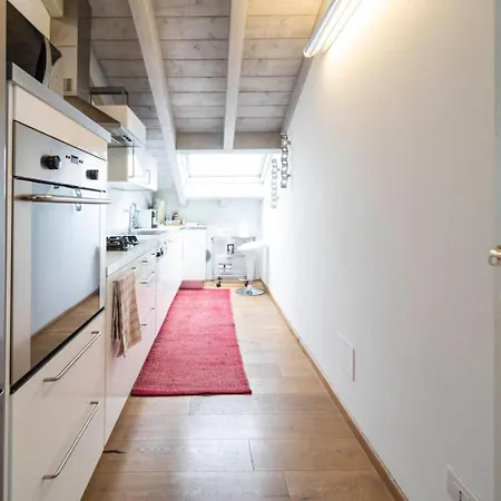 Ampia Mansarda Con Travi A Vista In Zona Isola Apartment Milan