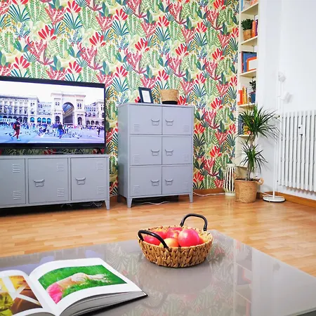 Spacious 50 Meters From The Metro Apartment Milan