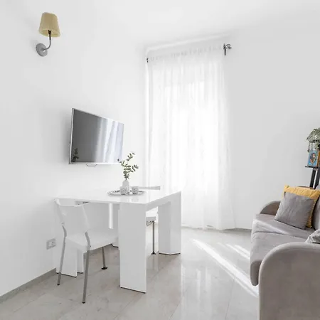 Bright Top-floor - 5mins Station Apartment *