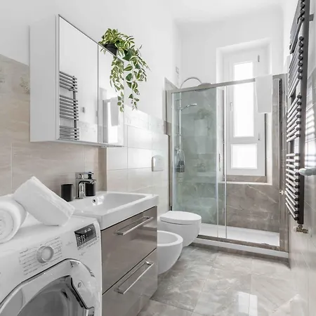 Bright Top-floor - 5mins Station Apartment *