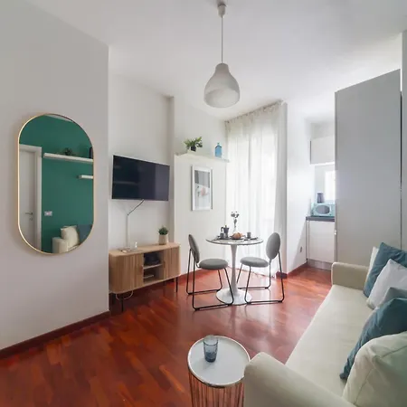 The Rent - One-bedroom With A Terrace In Corso Sempione Milánó