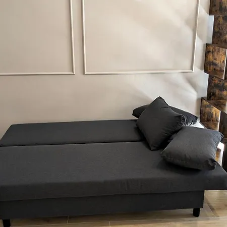 - Gluck Apartment