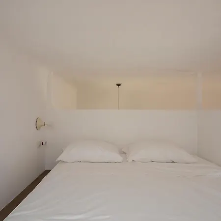 Xenia - Attic In Chinatown Apartment *