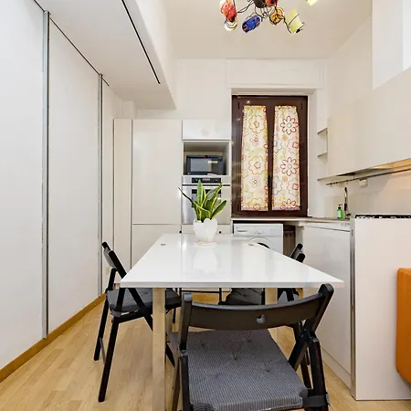 Minimal Near Bocconi Lägenhet *