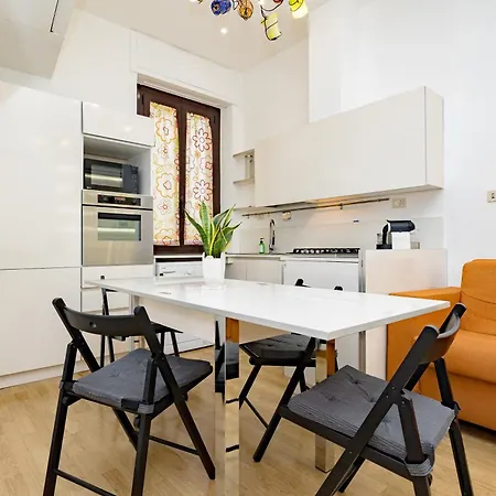 Minimal Near Bocconi * מילאנו