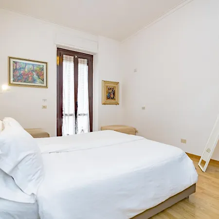 Minimal Near Bocconi Lägenhet