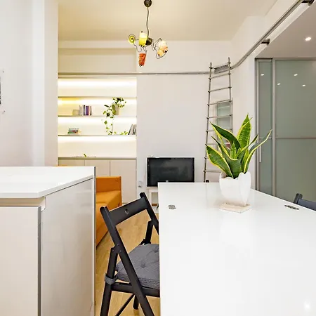 Minimal Near Bocconi Lägenhet *