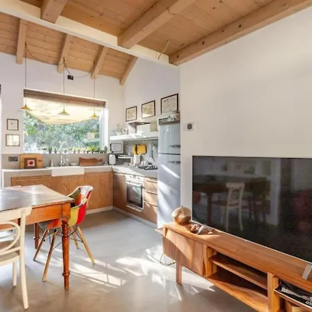 Tiny House On Water Surrounded By Greenery דירה