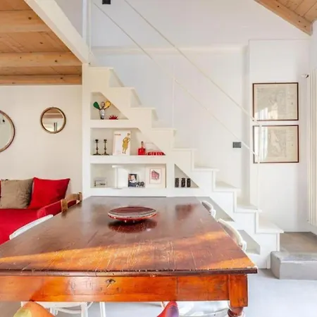 דירה Tiny House On Water Surrounded By Greenery