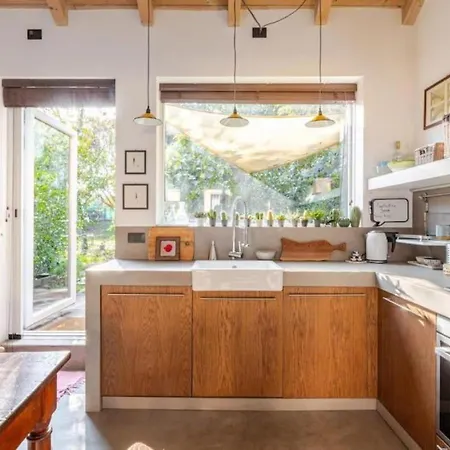 Tiny House On Water Surrounded By Greenery * מילאנו