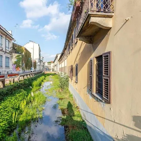 Tiny House On Water Surrounded By Greenery * Milánó