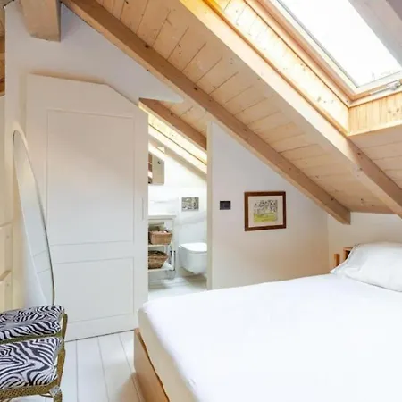 Tiny House On Water Surrounded By Greenery * מילאנו