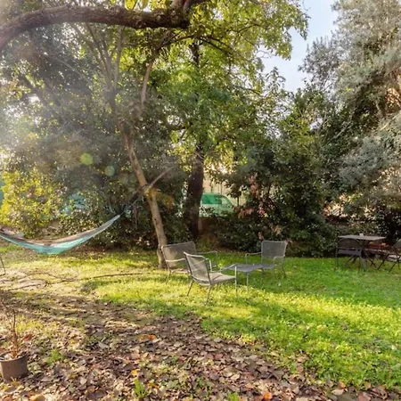 Tiny House On Water Surrounded By Greenery Apartment *