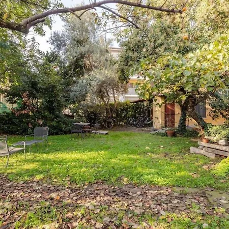 דירה Tiny House On Water Surrounded By Greenery *