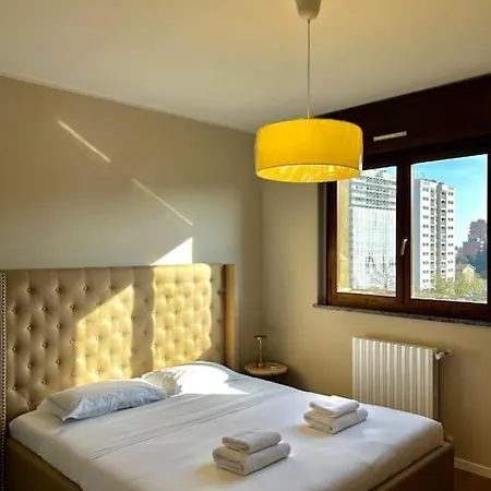 Stadio Fiera Ampio E Luminoso Con Balcone