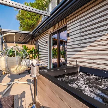 Terrazza Con Jacuzzi E Vista Iconica Sul Duomo Milaan