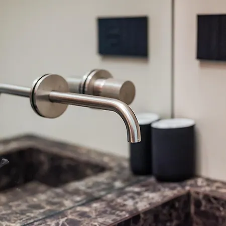 Terrazza Con Jacuzzi E Vista Iconica Sul Duomo Milan