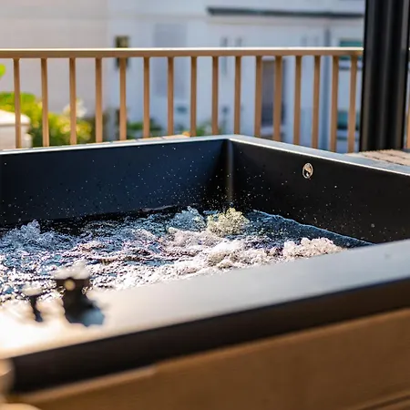 Terrazza Con Jacuzzi E Vista Iconica Sul Duomo