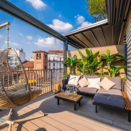 Terrazza Con Jacuzzi E Vista Iconica Sul Duomo Milaan