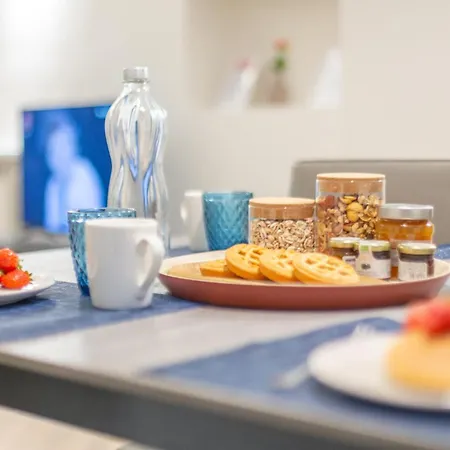 Charming 2-bedroom In Milanese Building *