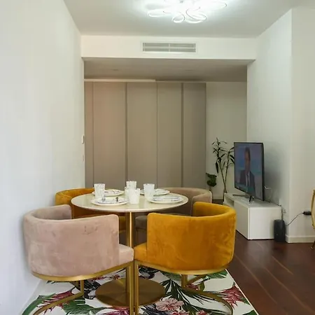 Isola 10 Apartment *