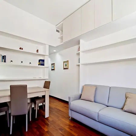 Sunny With Balcony Apartment Milan