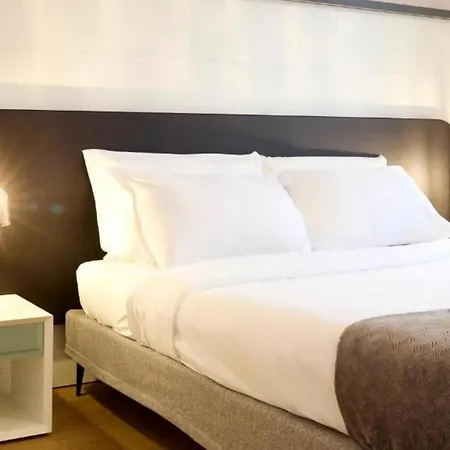 4bdr Cozy And Lovely In Good Location- If You Want To Book, Please Contact On Wh-ats-app - 0034-656-619-782 !!!! * Milan
