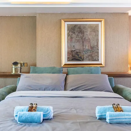Penthouse 10 Minutes From The Duomo فندق مبيت وإفطار