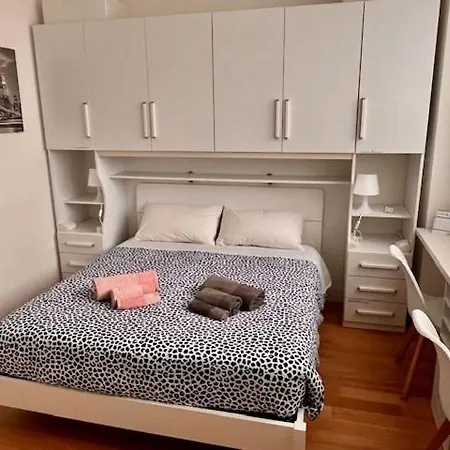 The Small White House In * Milão