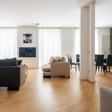 Ampio E Luminoso Trilocale In Zona Moscova Milán