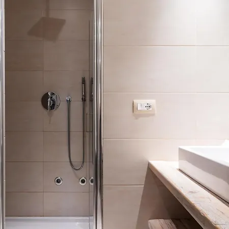 Apartamento Ampio E Luminoso Trilocale In Zona Moscova Milão