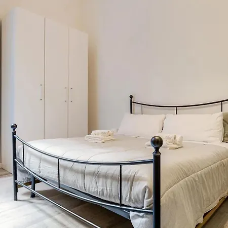 Elegance - - Via Spartaco *