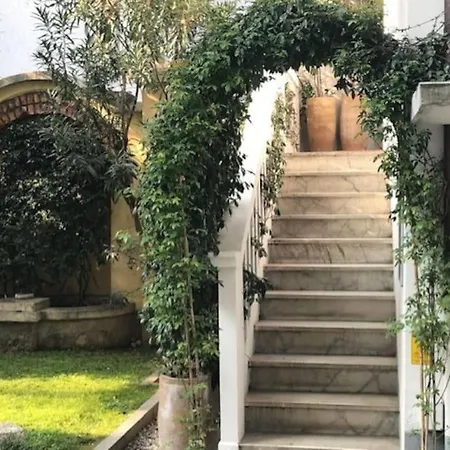 Stylish Courtyard Loft Citylife Casa vacanze Milano