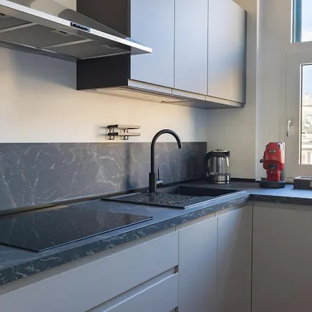 Apartment Nuovissimo Ed Elegante Appartamento, 5 Minuti A Piedi Dalla Stazione