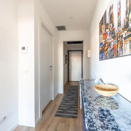 Spacious & Stylish 1-bedroom With Terrace Apartment