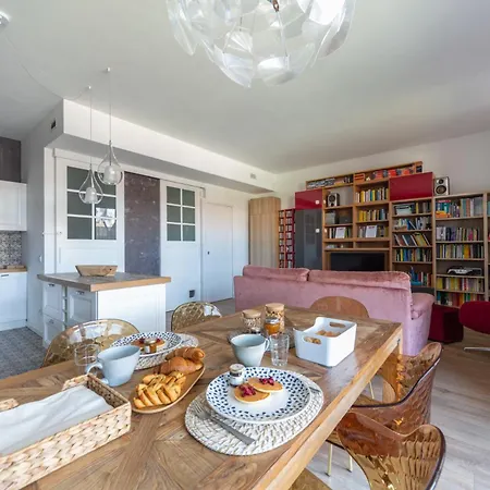 Spacious & Stylish 1-bedroom With Terrace Apartament