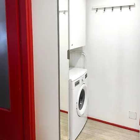 Rosso A Milano, Vicino Allo Ieo *