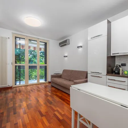 Free Private Parking - 5min To Metro - Balcony - Quiet Apartment