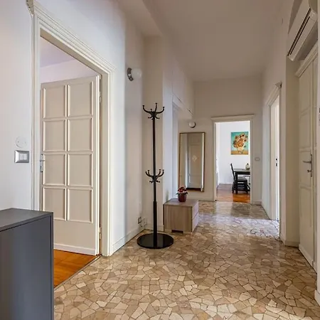 4 Bedrooms, 10 Guests, 250sqm, Terrace, 5mn Duomo Apartment