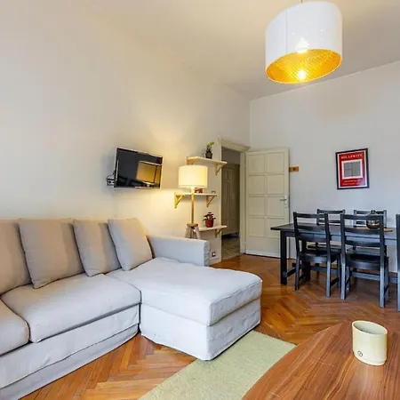4 Bedrooms, 10 Guests, 250sqm, Terrace, 5mn Duomo *