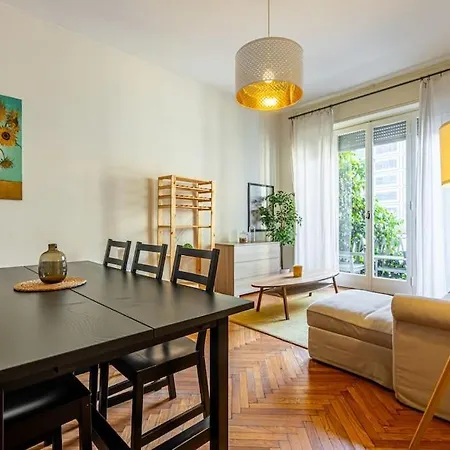 4 Bedrooms, 10 Guests, 250sqm, Terrace, 5mn Duomo