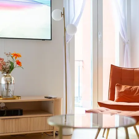 Design With Terrace In Апартаменты Милан