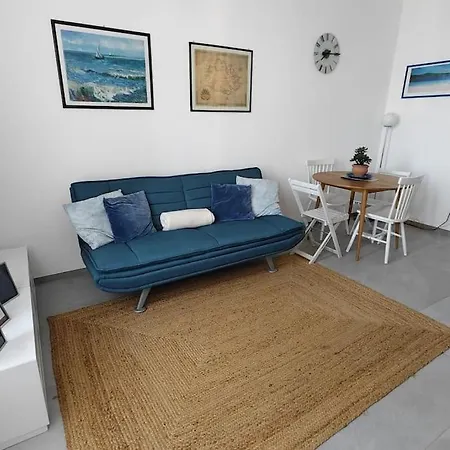 Free Private Parking-wi- Fi And A-c Apartment *