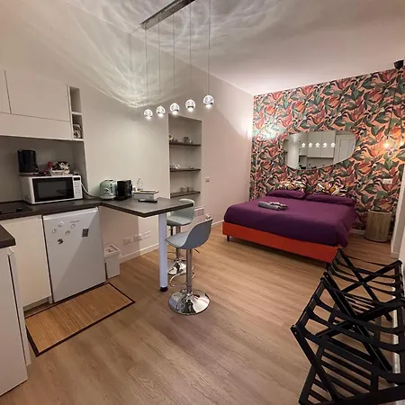 Apartment La Vecchia Milano-les Nubles Vannucci - Il Ballatoio E Il Cortile Milan