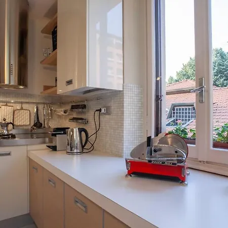 Bright And Comfy In A Beautiful Contemporary *