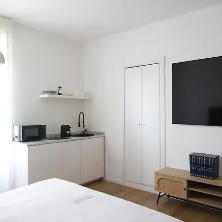 Isaia Oda ve Kahvaltı Milano