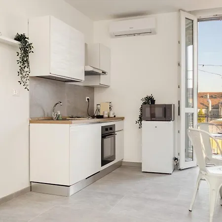 Stylish Flat Porta Venezia - Wifi, Ac, Metro شقة *