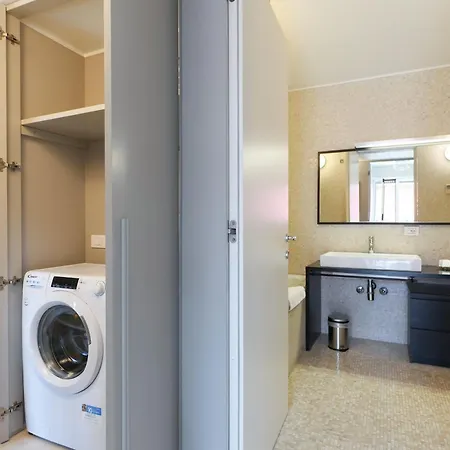 Elegante E Silenzioso Nel Cuore Di *