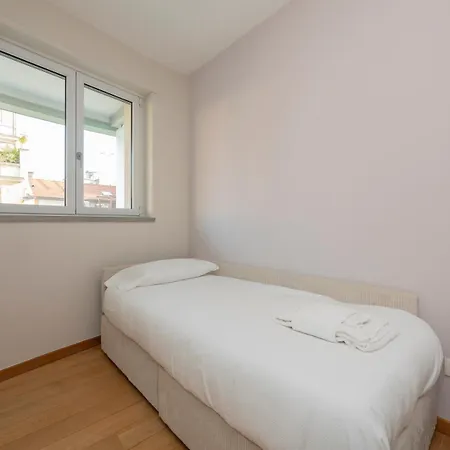 Elegante E Luminoso Con Box Auto A Pochi Passi Da Metropolitana M4 Apartamento